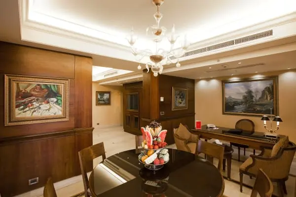 EXECUTIVE ROOM